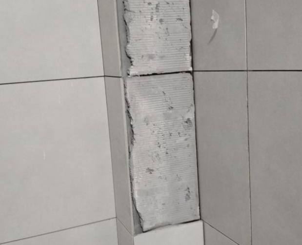 自贡市瓷砖空鼓维修公司分享下瓷砖施工前基层浇水润湿程度不足，可能导致以下问题