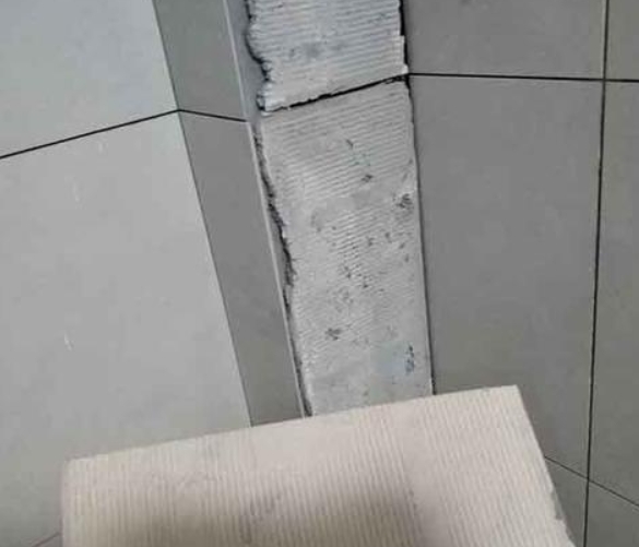 自贡市瓷砖空鼓维修公司分享下厨房瓷砖脱落的补救措施。